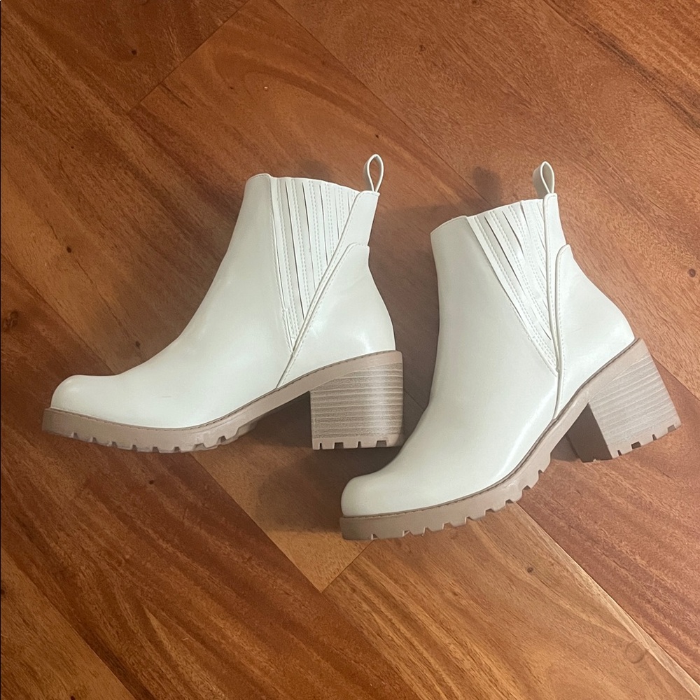 Brand: SODA Ankle Boots - Picture 2 of 3